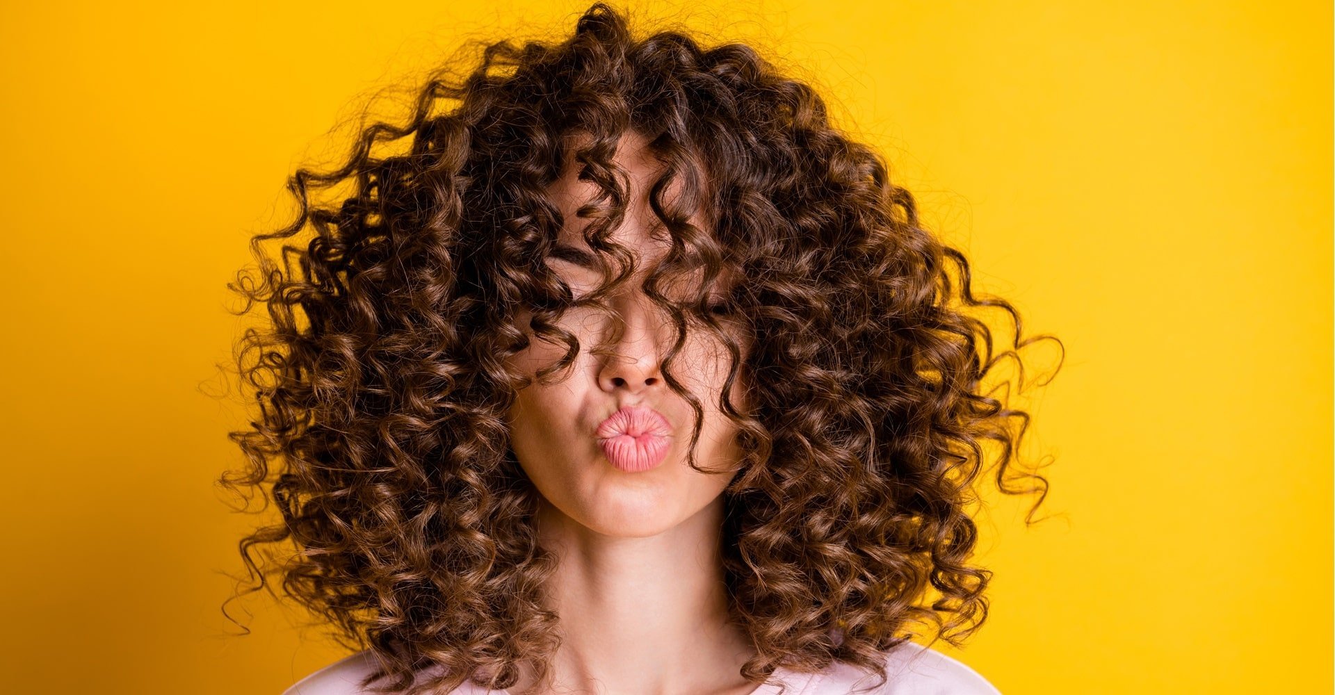 Como deixar o cabelo cacheado? 6 dicas para cachos definidos | L'Oréal Paris