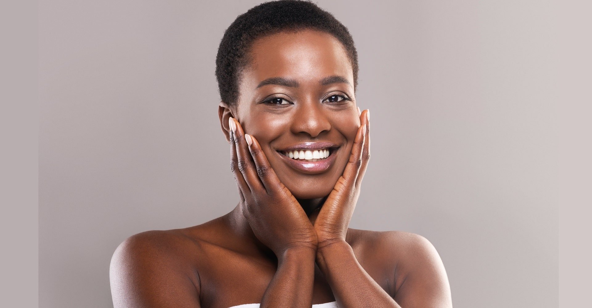 Protetor solar com cor para pele oleosa: entenda qual escolher