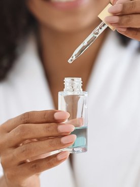 Confira 4 passos para incluir ácido hialurônico na sua rotina de skincare