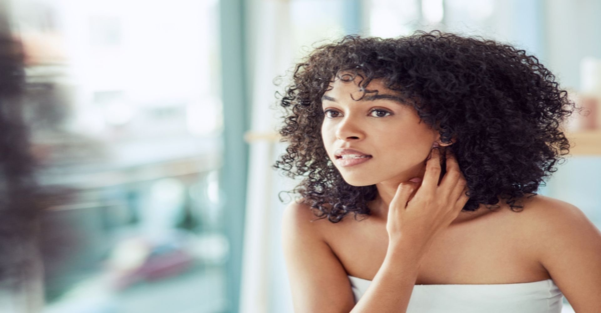 Mulher se olhando no espelho