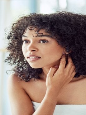 Mulher se olhando no espelho