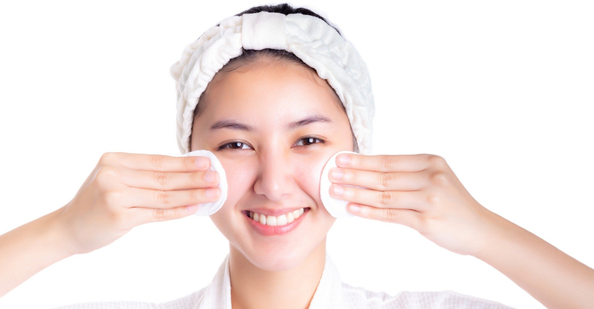 Mulher sorrindo limpando o rosto 