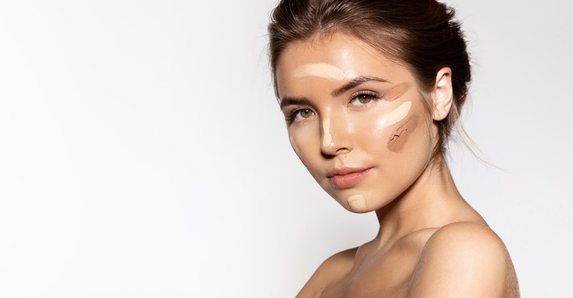 Imagem de uma mulher com tonalidades de base no rosto