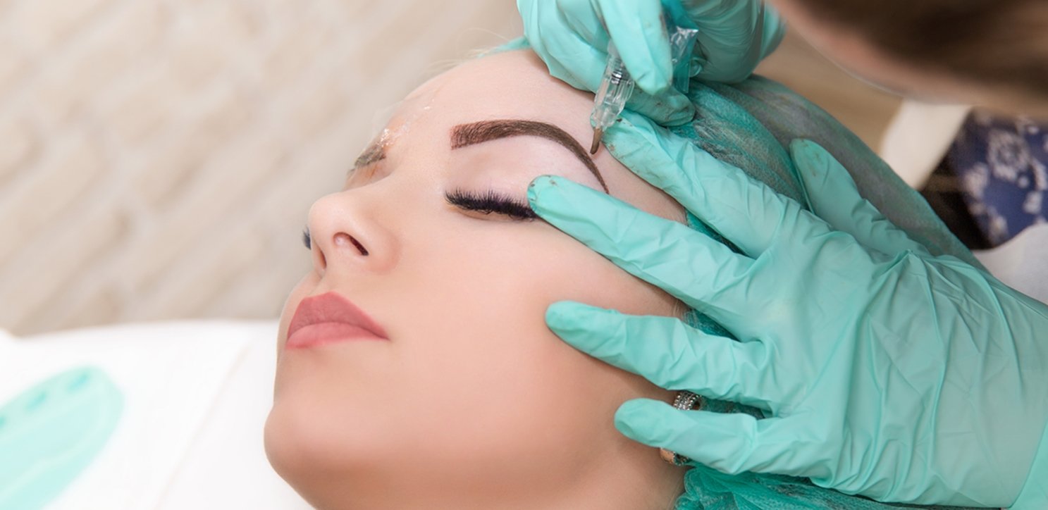 imagem mostra profissional fazendo micropigmentação em uma mulher.