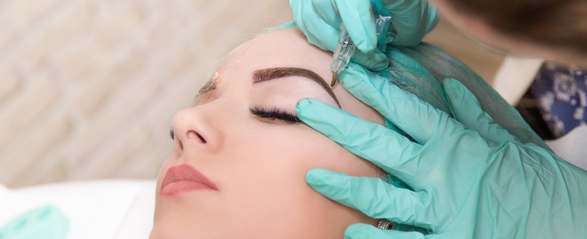 imagem mostra profissional fazendo micropigmentação em uma mulher.
