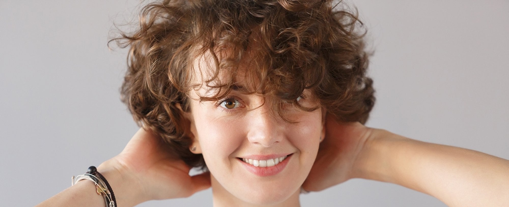 foto de mulher branca, cabelo cacheado.