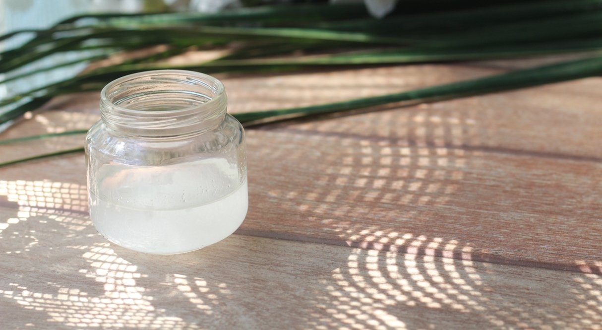 Imagem mostra um pote de vidro contendo óleo de coco