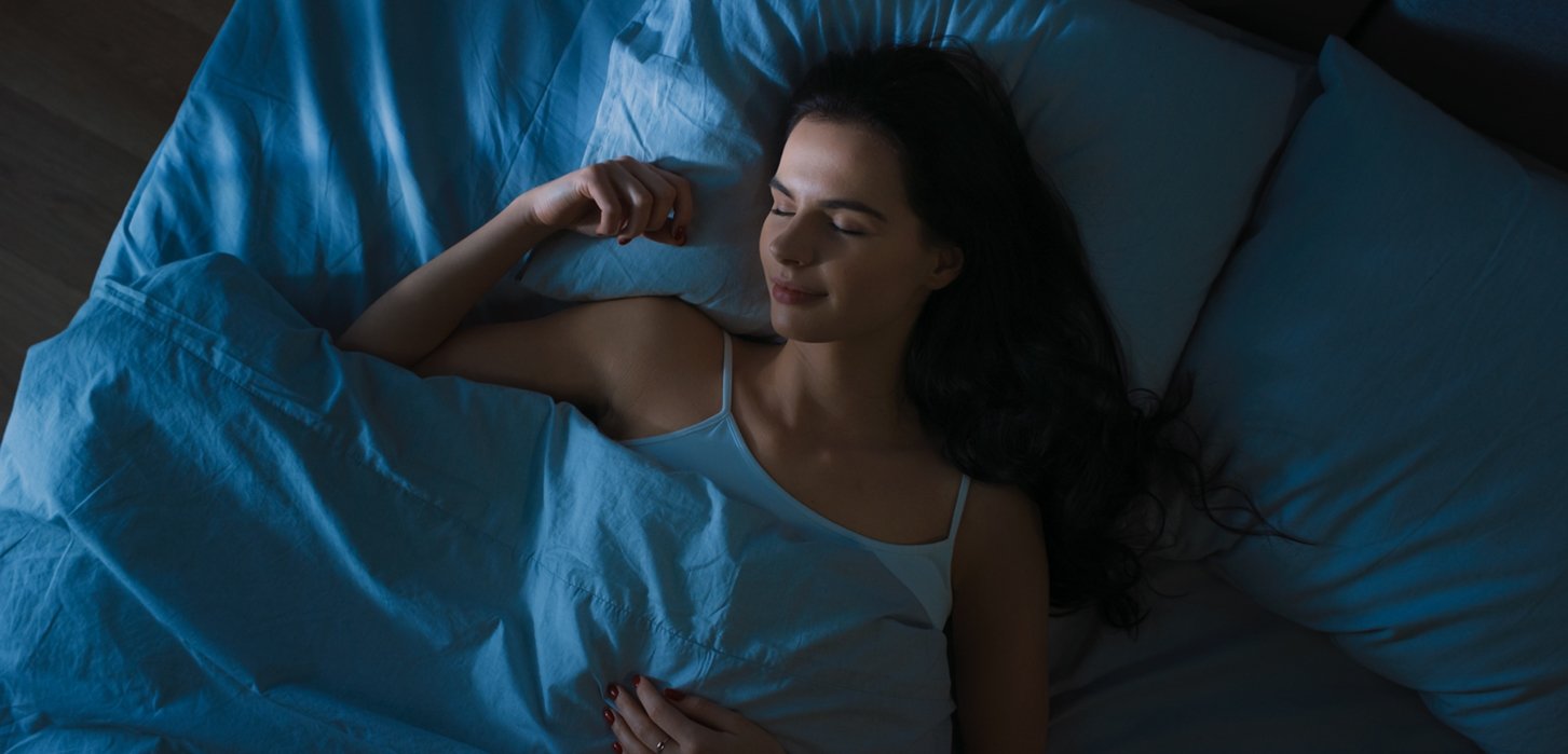 Imagem mostra mulher morena dormindo 