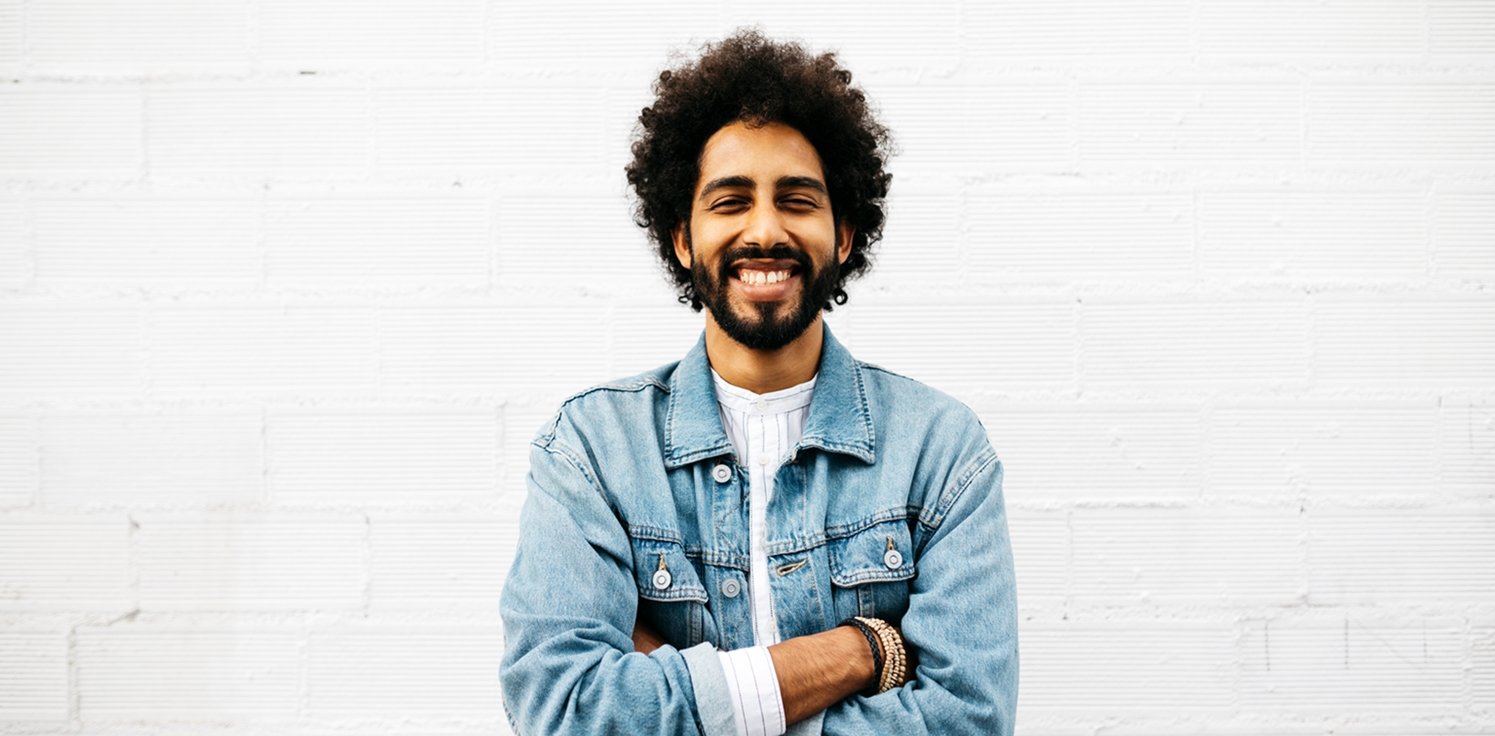 Imagem mostra homem negro sorridente 