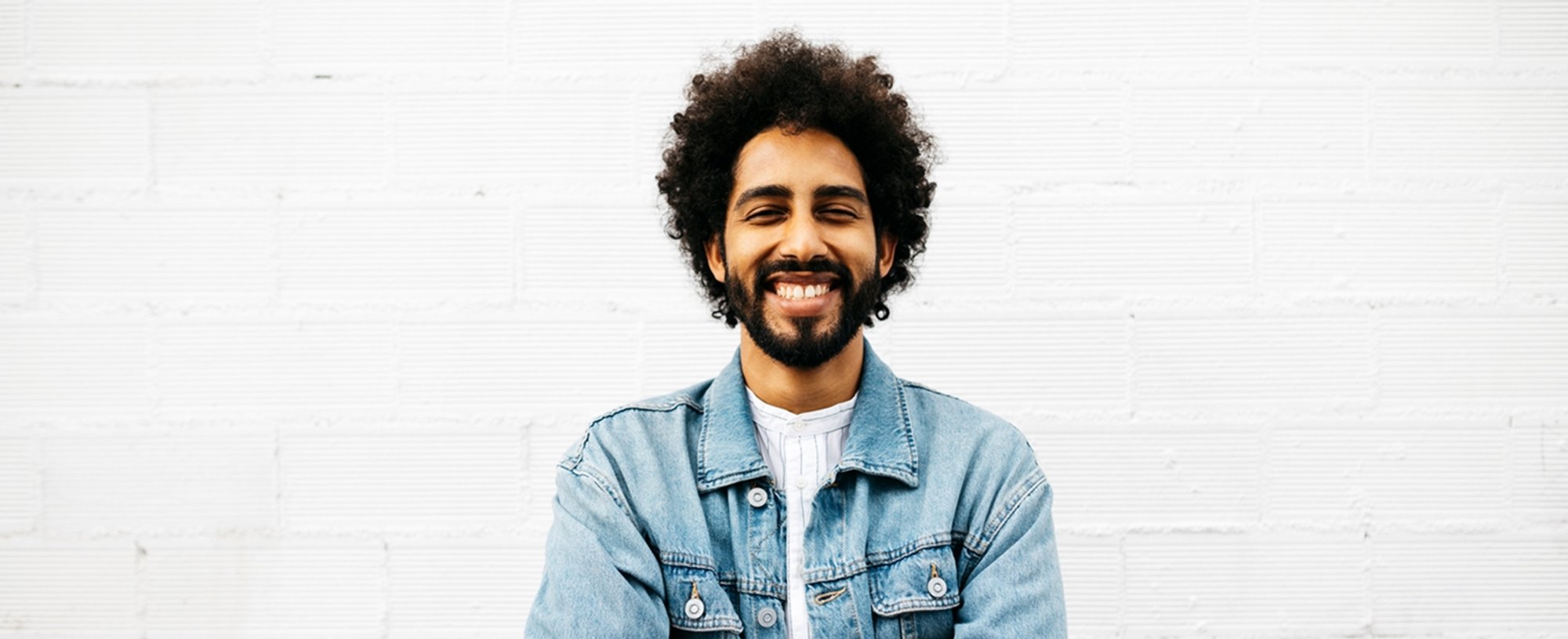 Imagem mostra homem negro sorridente