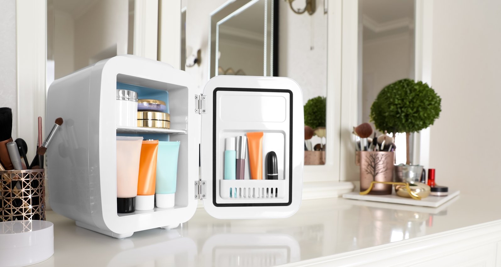 Imagem de uma micro geladeira com produtos de beleza dentro.