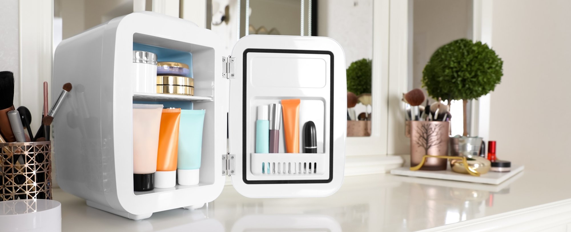 Imagem de uma micro geladeira com produtos de beleza dentro.