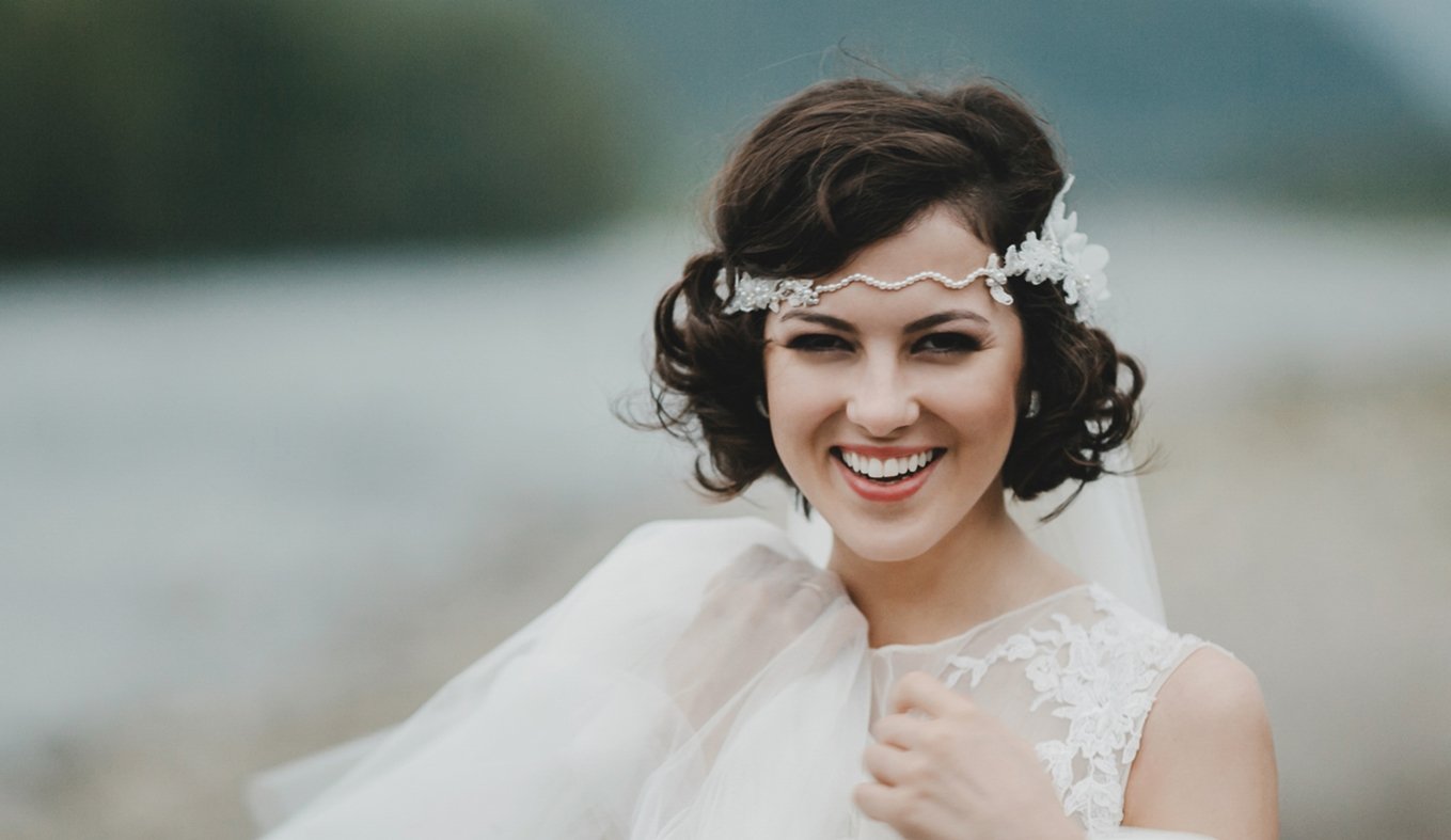 Imagem de uma mulher vestida de noiva com cabelos curtos 