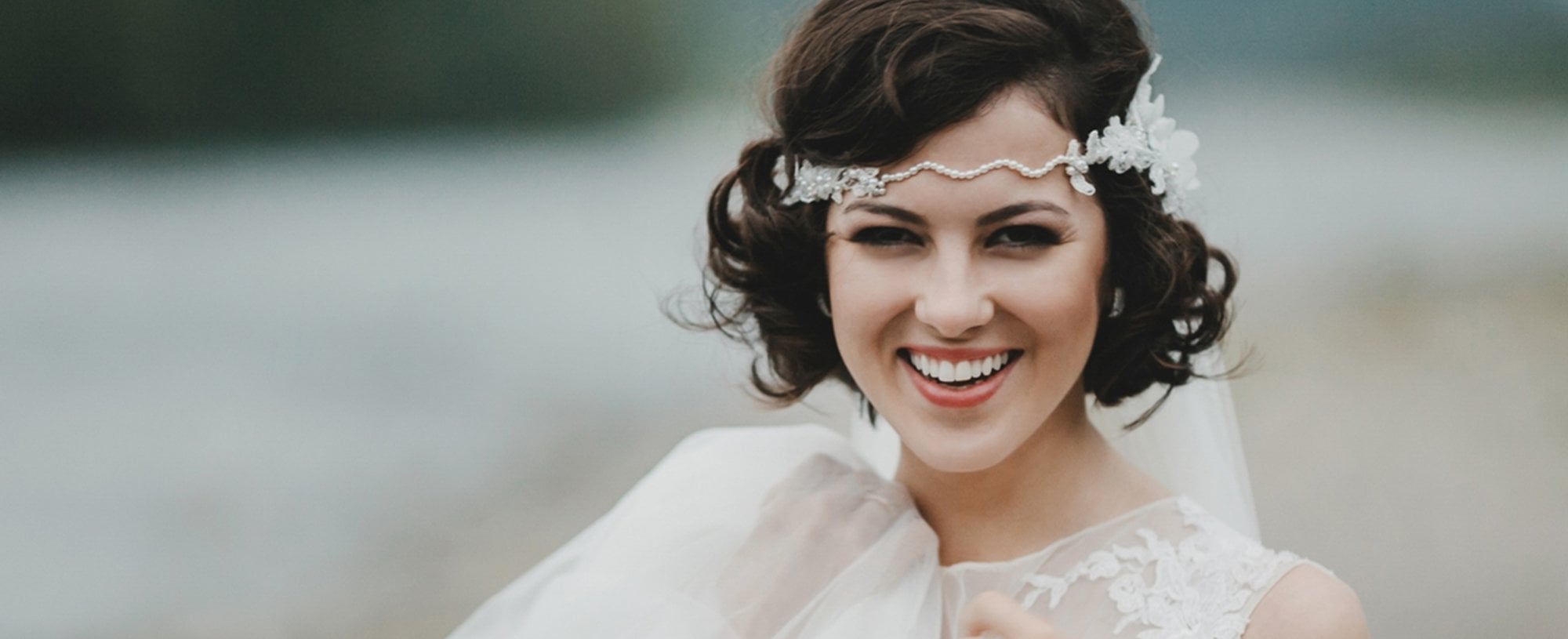Imagem de uma mulher vestida de noiva com cabelos curtos