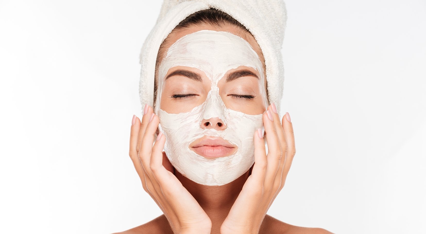 imagem mostra modelo passando argila branca em seu rosto 