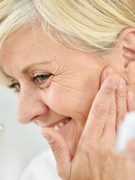 O que é fotoenvelhecimento e como evitar? Dermatologista explica