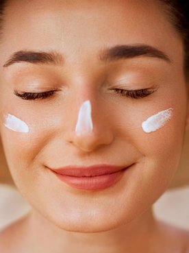 Pode usar protetor solar do corpo no rosto? Dermatologista explica