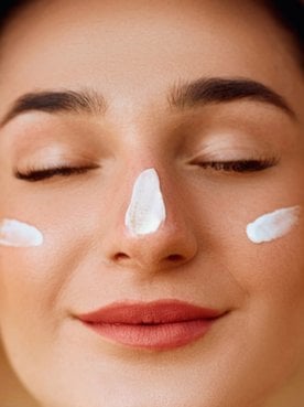 Protetor solar facial fluído: conheça os benefícios
