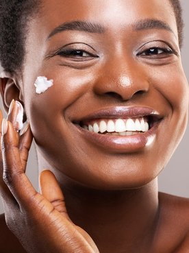 Protetor solar facial além do verão dermatologista fala os benefícios do uso diário