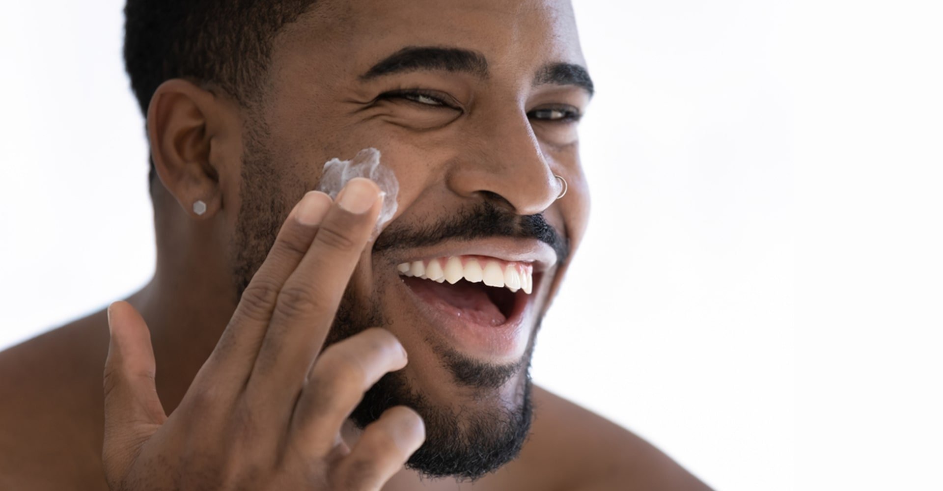 Qual é o melhor protetor solar facial para pele negra? Dermatologista explica