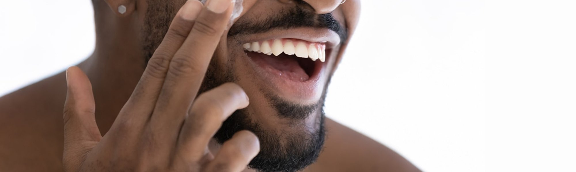 Qual é o melhor protetor solar facial para pele negra? Dermatologista explica