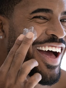Qual é o melhor protetor solar facial para pele negra? Dermatologista explica