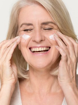 Descubra como montar rotina de skincare para pele madura