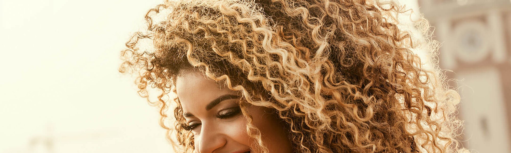 Imagem banner - Cabelo cacheado loiro: confira inspirações e como cuidar | L'Oréal Paris