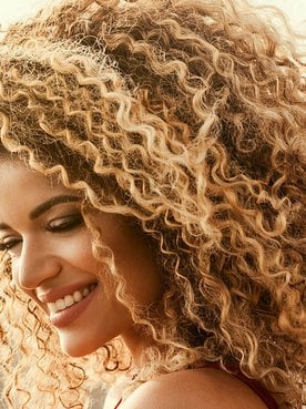 Imagem banner - Cabelo cacheado loiro: confira inspirações e como cuidar | L'Oréal Paris