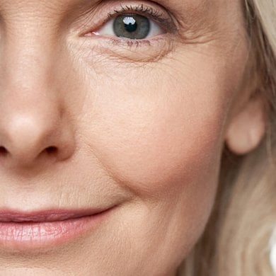 Imagem mostrando mulher idosa com olhos verdes com pele bem cuidada | L'Oréal Paris