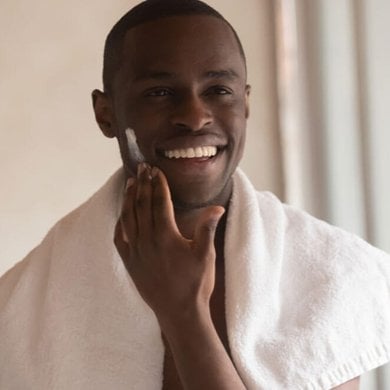 Imagem modelo masculino fazendo skincare | L'Oréal Paris