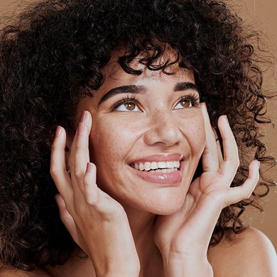 Saiba o que passar no rosto antes do retinol