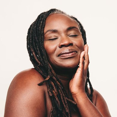 Saiba se pode dormir com retinol no rosto