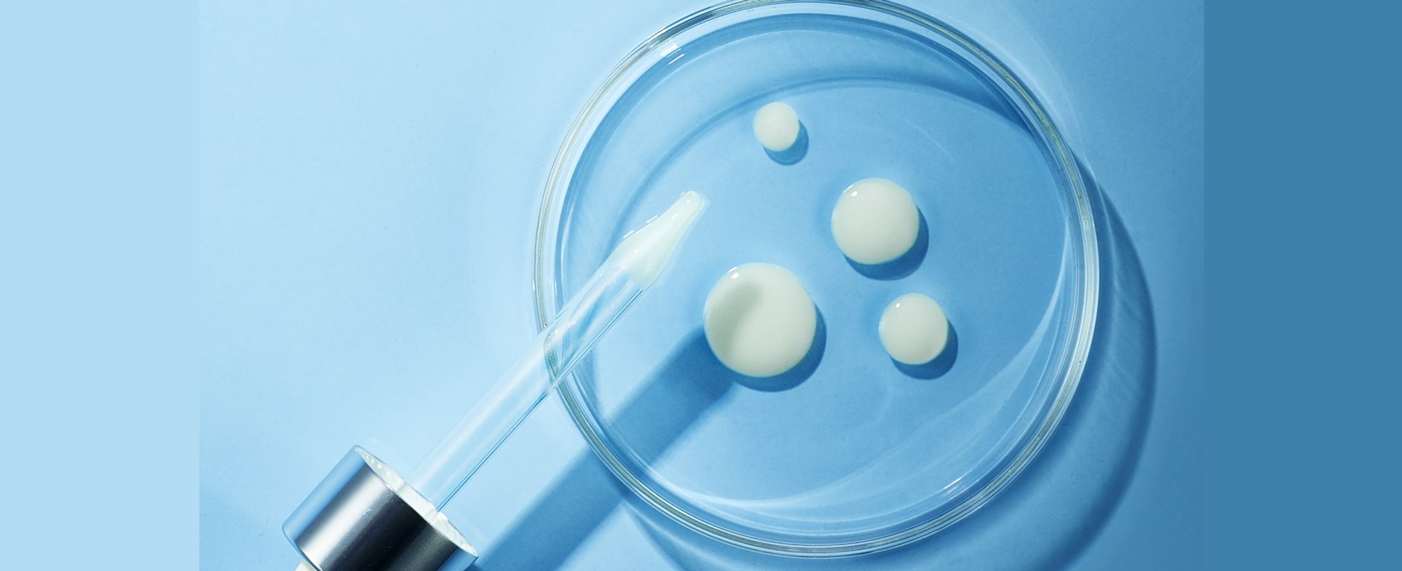 Modelo com as mãos no rosto