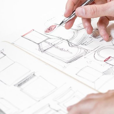 Mão colorindo desenhos de planejamento de produtos
