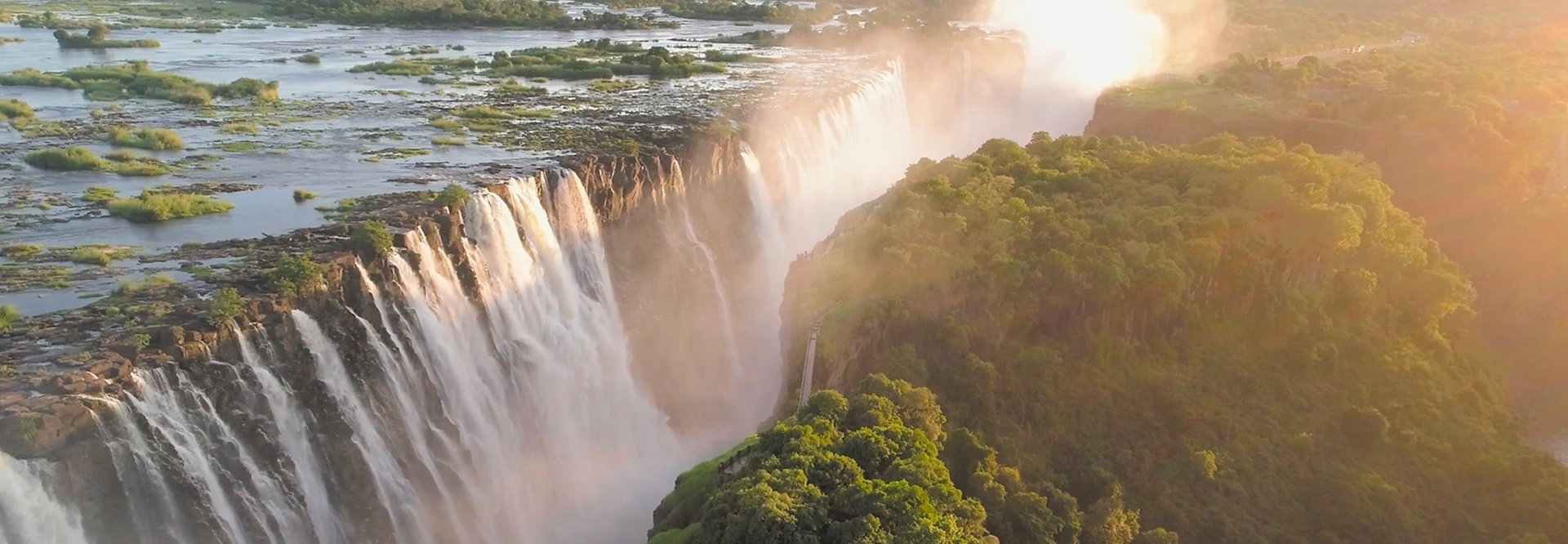 Floresta e uma grande catarata