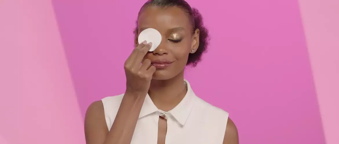 Imagem de modelo demonstrando como utilizar a água micelar de L'Oréal Paris