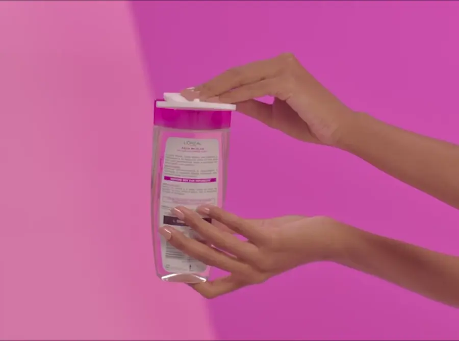 Imagem de modelo demonstrando como utilizar a água micelar de L'Oréal Paris