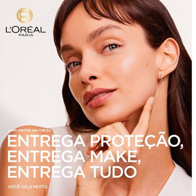 Modelo aplica o protetor solar com cor Solar Expertise Efeito Make-Up e aproveita seus benefícios