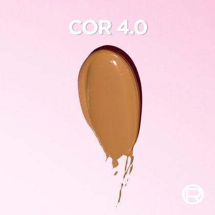 Textura do Protetor Solar com cor Expertise Efeito Makeup de L'Oréal Paris no tom 4.0 sobre fundo rosa.