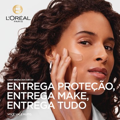 Modelo aplica o protetor cor 4.0 no rosto. Frase: "Entrega proteção, entrega make, entrega tudo". L'Oréal Paris, você vale muito.