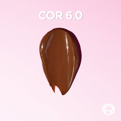 Textura da cor 6.0 do protetor solar com cor L'Oréal, tom retinto com textura cremosa e brilhante sobre fundo rosa claro.