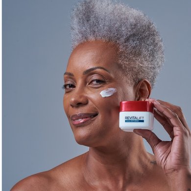 Conheça os produtos de skincare da linha Revitalift Clássico Cuidado Noturno