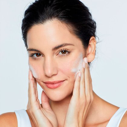 Modelo Usando O Gel De Limpeza Facial Hidratante Revitalift Hialurnico 80g